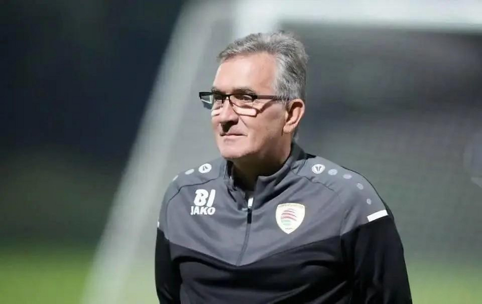 足球俱乐部换帅风波，新教练展现决心改变困境的简单介绍