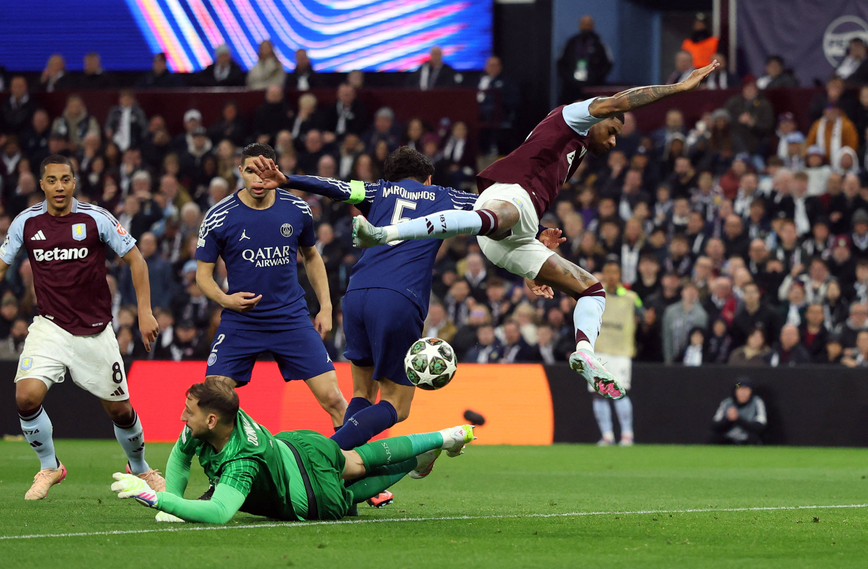 包含巴萨击败费内巴切，晋级欧冠四强的词条