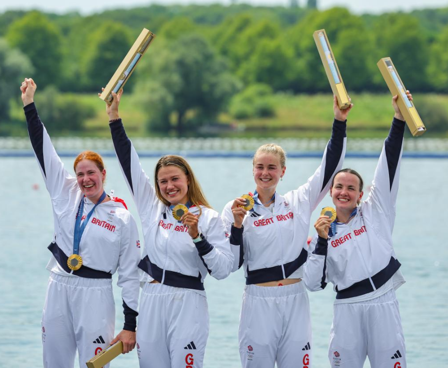 新西兰赛艇运动员精湛技艺，夺冠庆祝