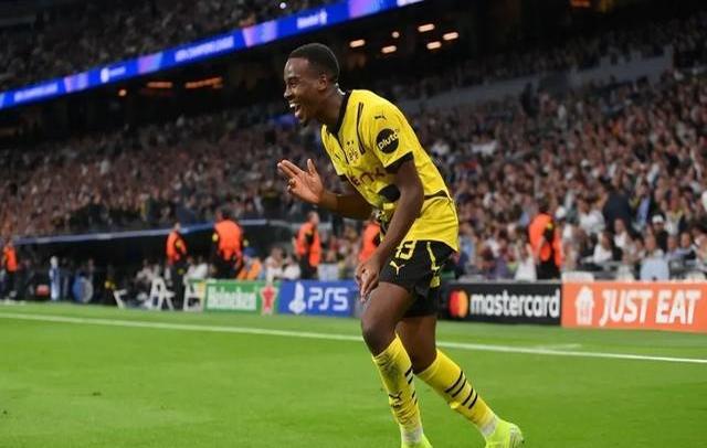 包含荷兰劲旅备战欧冠资格赛，角逐胜利的豪门的词条