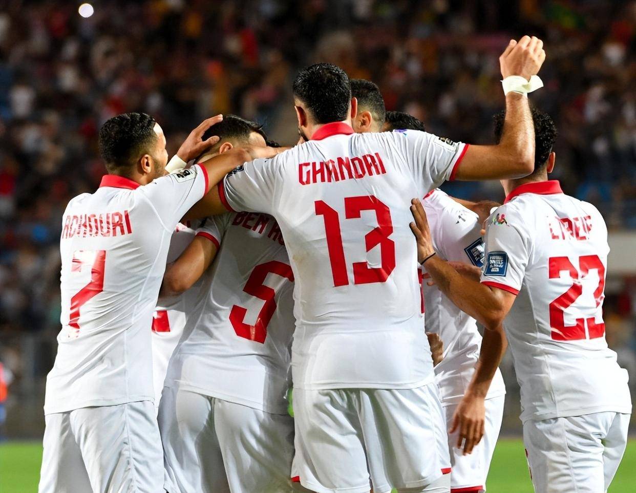 包含失球事件频发，球队防守线需立即调整的词条