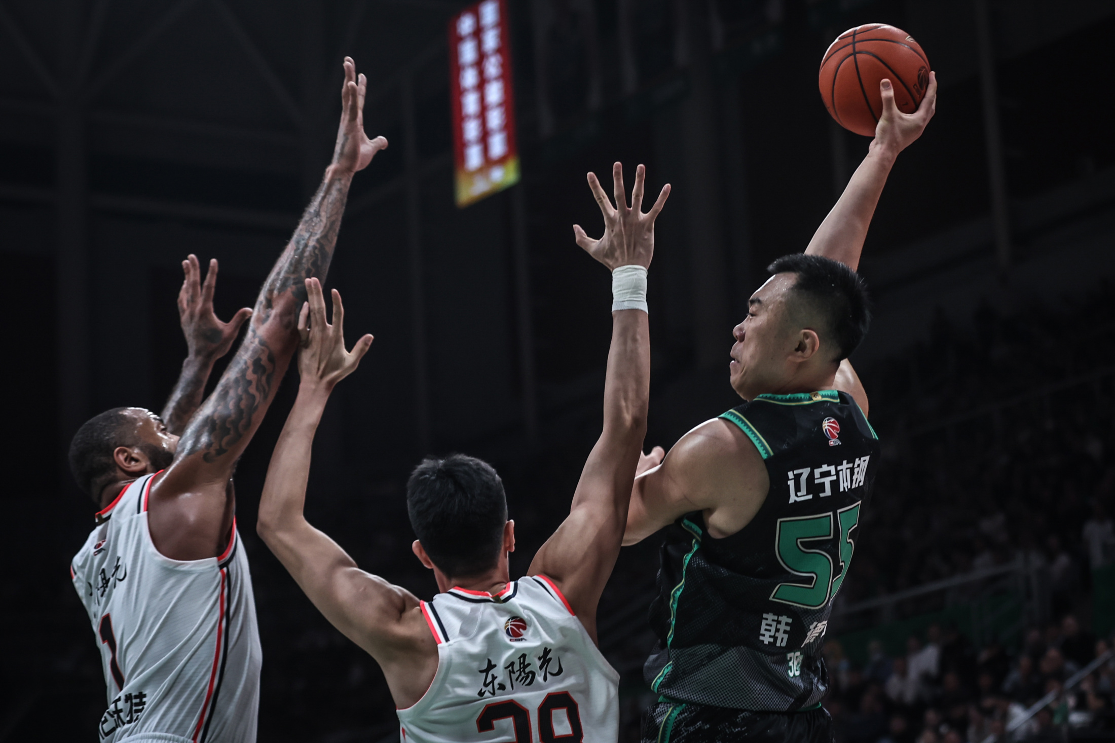 辽宁队力克上海队，张镇麟统治全场