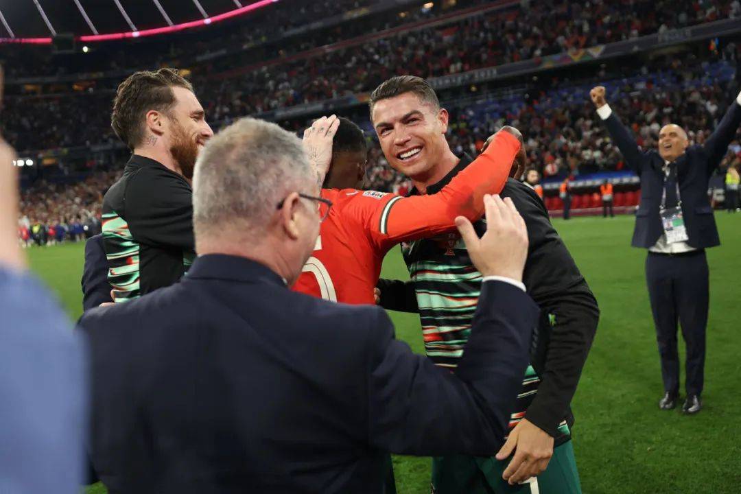 葡萄牙队轻取英格兰队,奥恰洛夫点燃赛场 葡萄牙队轻取英格兰队,奥恰洛夫点燃赛场