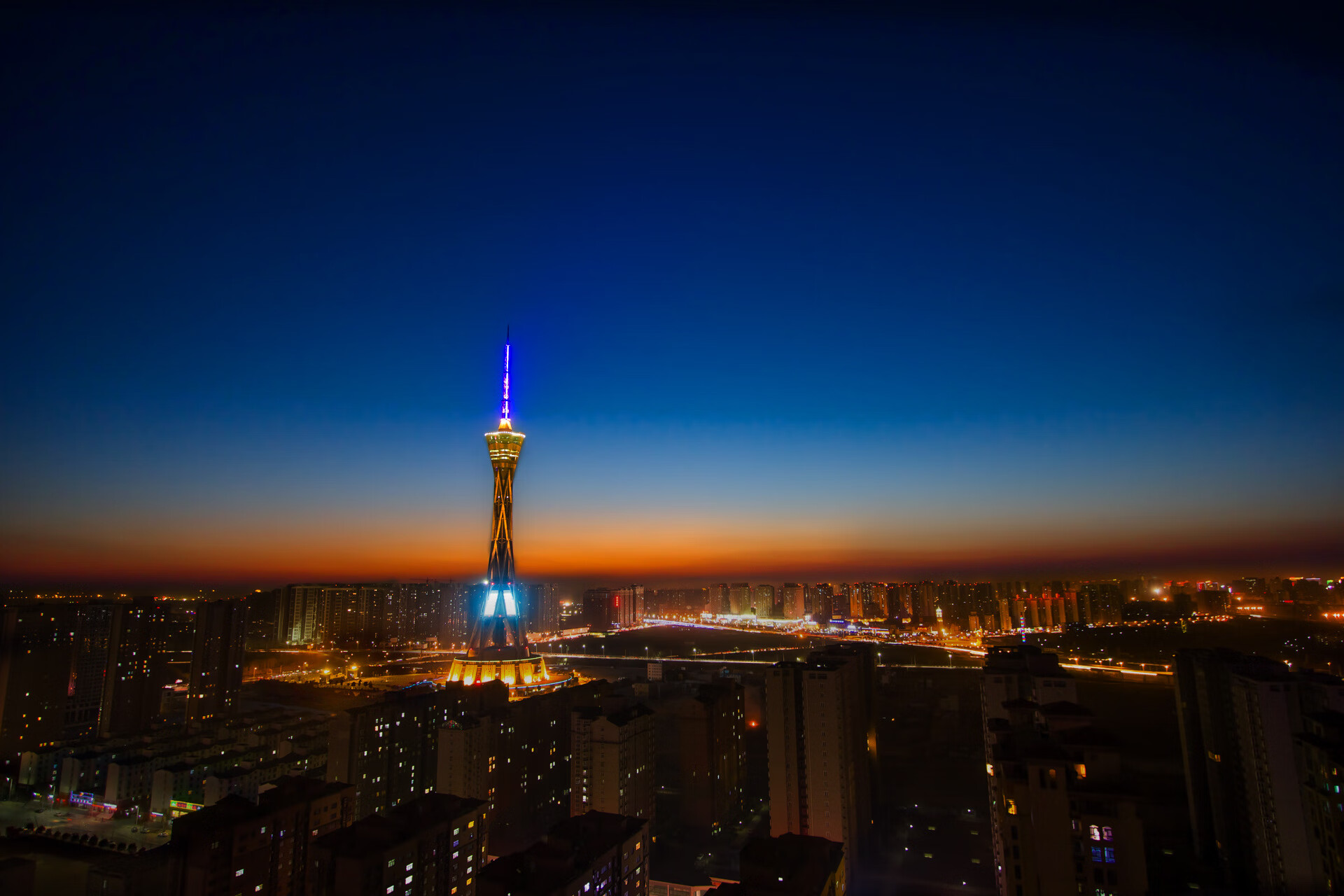 今夜,他缝合了两种红色