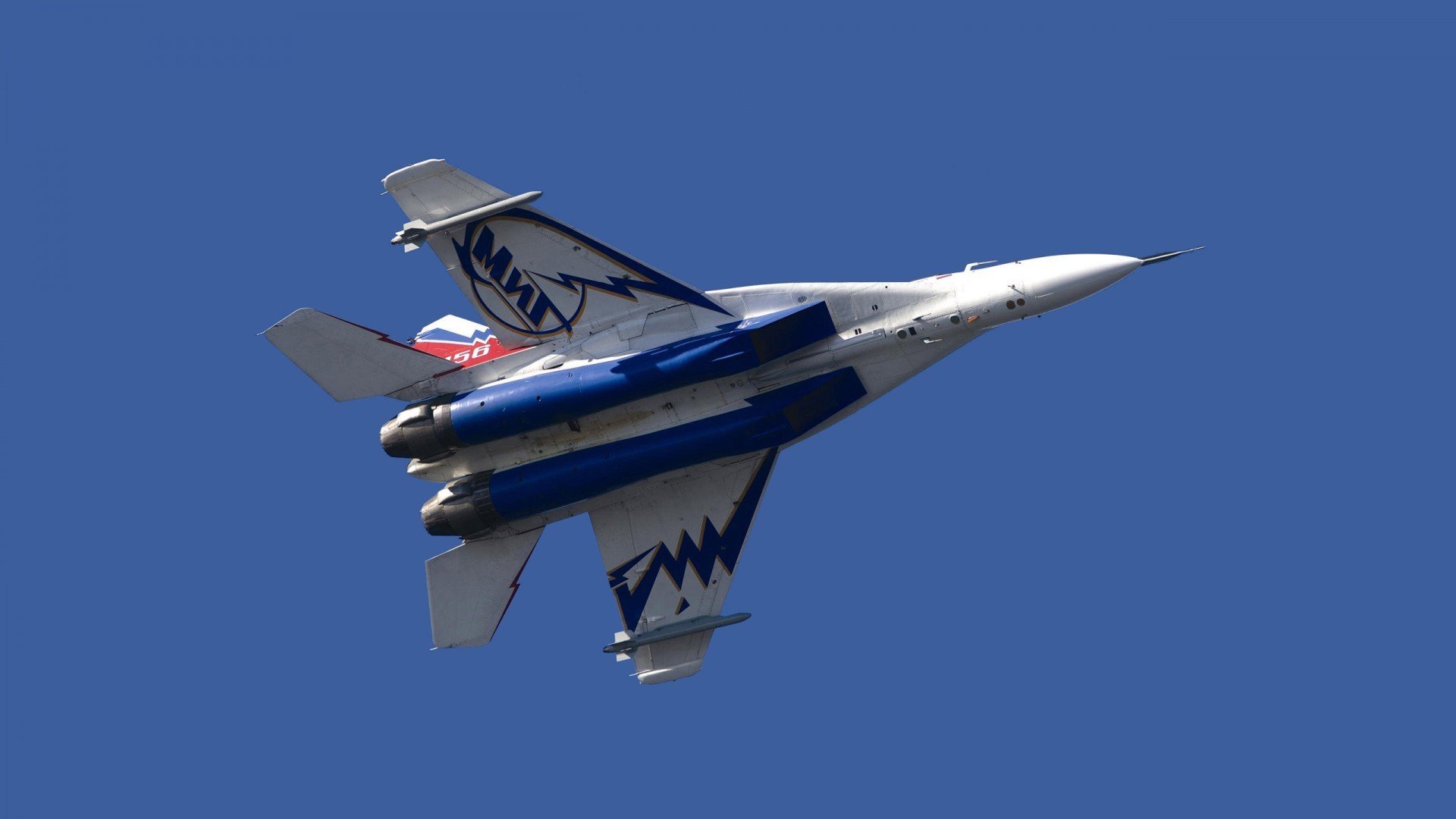 红牛铁蹄踏碎蓝鹰翼,李刚仁魔术点亮红牛竞技场